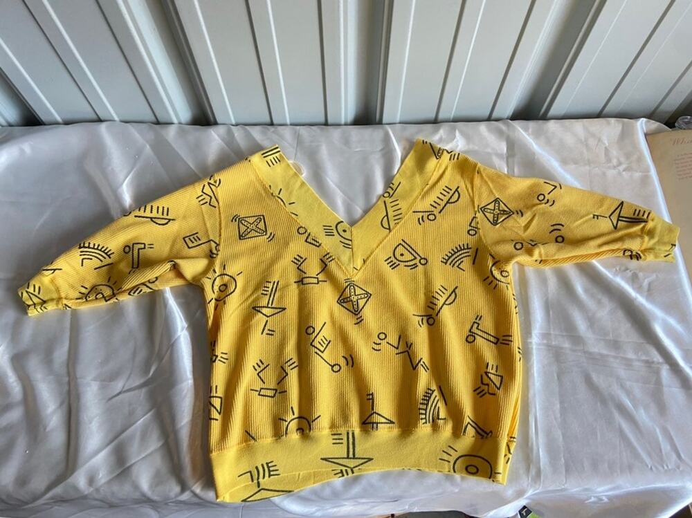 Yellow currants top